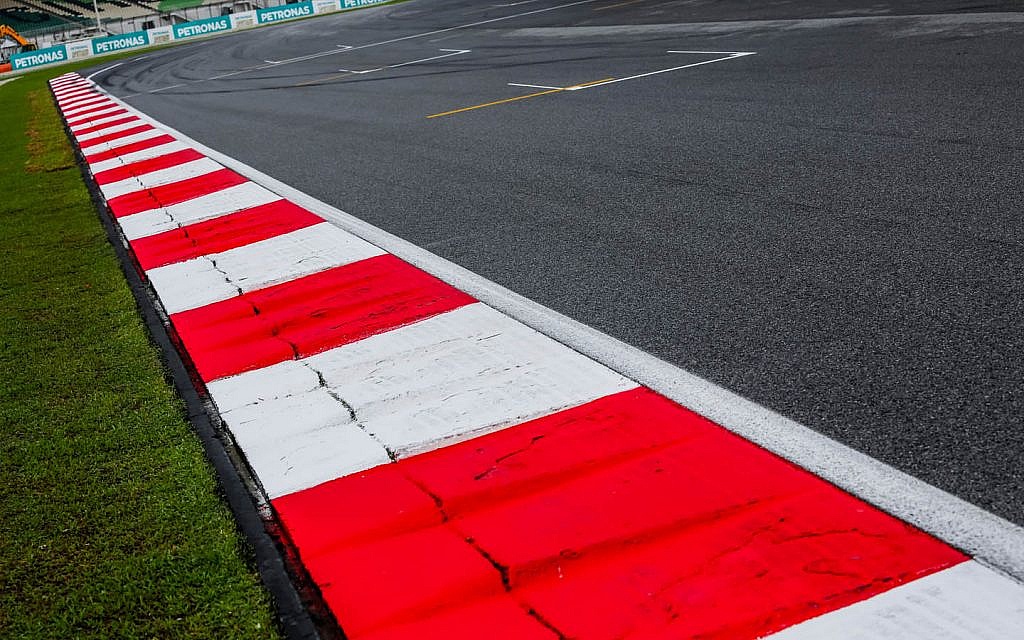 f1-track-curbs-body-a-090620221240-1024x640.jpg